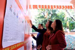 Los residentes visitan los colegios electorales de sus barrios para revisar la lista de candidatos a diputados a la Asamblea Nacional de la XVI Legislatura y los Consejos Populares de todos los niveles para el período 2026-2031. (Foto: VNA)