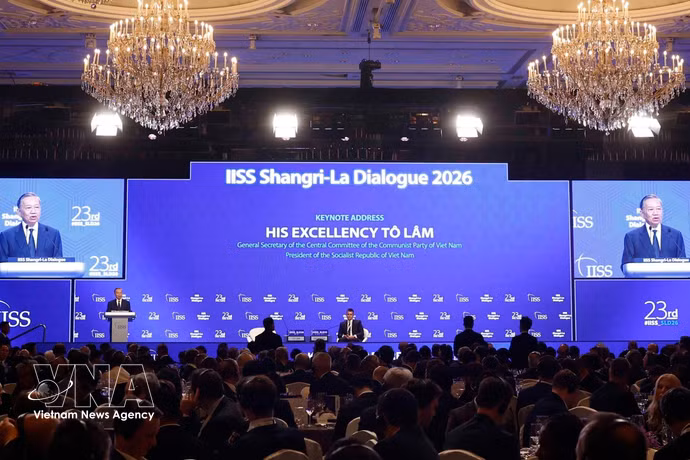 El secretario general del Partido Comunista y presidente de Vietnam, To Lam, responde a las preguntas de algunos delegados. (Foto: VNA)