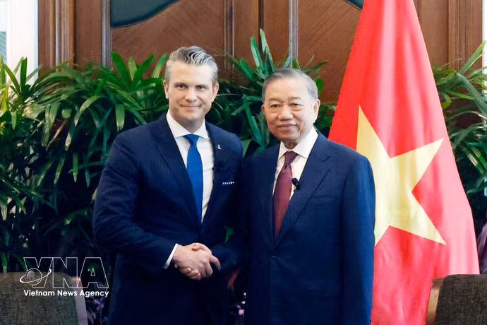 El secretario general del Partido Comunista y presidente de Vietnam, To Lam, recibe al secretario de Guerra de Estados Unidos, Pete Hegseth. (Foto: VNA)