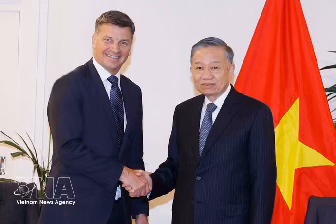 El secretario general del Comité Central del Partido Comunista de Vietnam y presidente de Vietnam, To Lam (derecha), recibe a Angus Taylor, líder de la oposición y dirigente del Partido Liberal de Australia. (Foto: VNA)