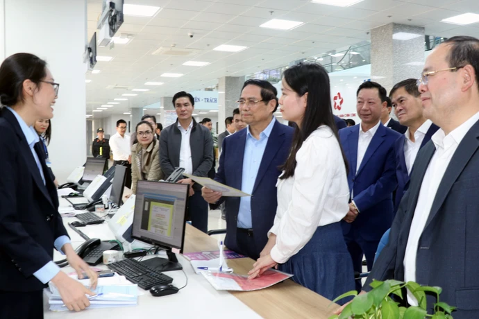 El primer ministro de Vietnam, Pham Minh Chinh, visita a los funcionarios y trabajadores del Centro de Servicios de Administración Pública de la provincia de Quang Ninh (Foto: VNA)