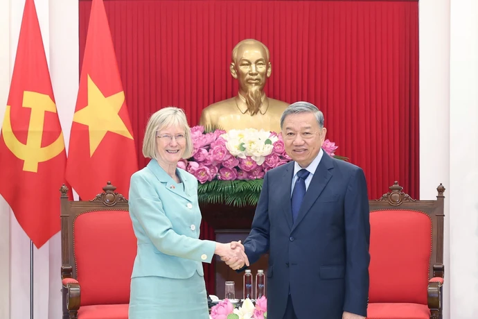 El secretario general del PCV, To Lam, recibe a la recién designada embajadora de Australia en Vietnam, Gillian Bird. (Foto: VNA)