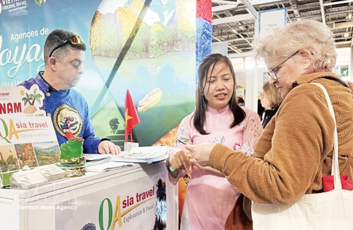 Turistas franceses estudian sobre destinos vietnamitas en la 49ª Feria Mundial de Turismo celebrada en París (Foto: VNA).