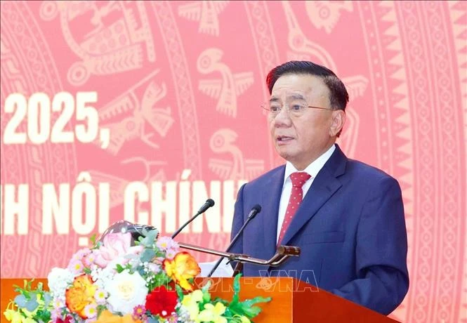 El miembro del Buró Político y permanente del Secretariado del Comité Central del PCV, Tran Cam Tu, interviene en la cita (Foto: VNA)