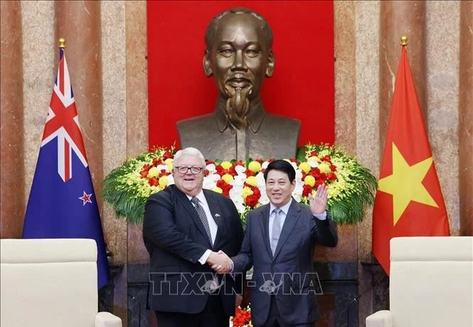 El presidente de Vietnam, Luong Cuong (derecha), recibe al titular de la Cámara de Representantes (Parlamento) de Nueva Zelanda, Gerry Brownlee. (Foto: VNA)