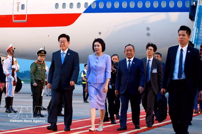 El presidente de Corea del Sur, Lee Jae-myung, y su cónyuge llegan a Hanoi. (Foto: VNA)