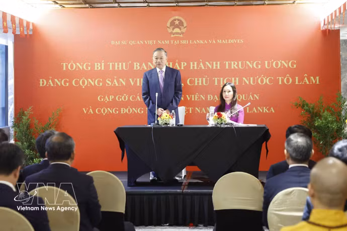 El secretario general del Partido Comunista y presidente de Vietnam, To Lam, se reúne la comunidad de coterráneos en Sri Lanka. (Foto: VNA)