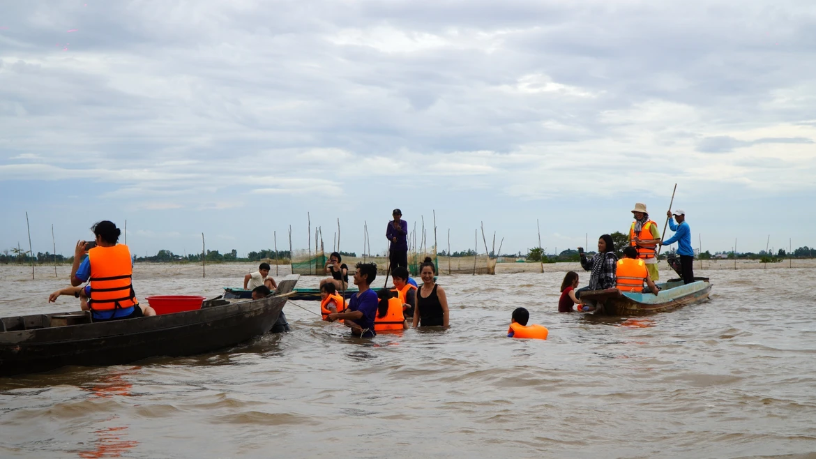 Turismo en Dong Thap: el tour en temporada de crecidas conquista a numerosos visitantes
