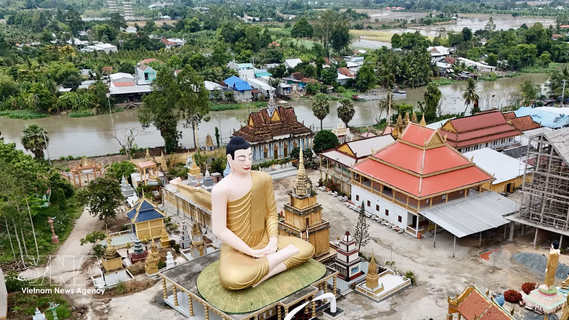 Imponente complejo de estatuas budistas en un templo khmer de An Giang