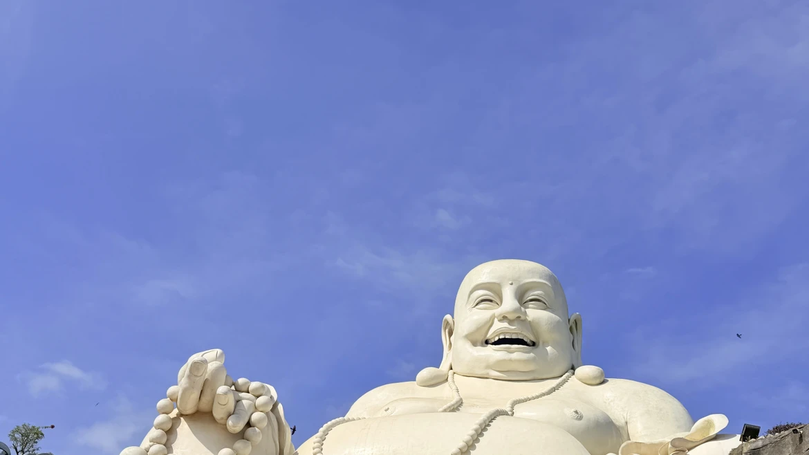 Mayor estatua de Buda Maitreya en la cima de una montaña de Asia impresiona a los visitantes