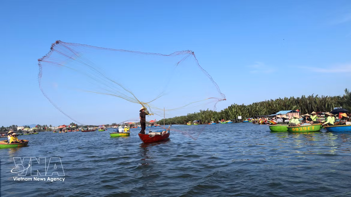 Aldea cocotera de Cam Thanh cautiva a los visitantes con la experiencia de los botes cesta