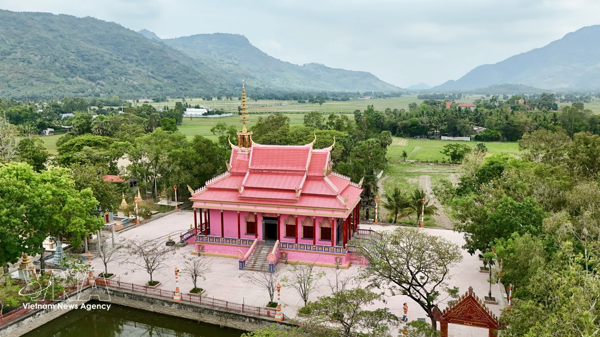Pagoda Hang Cong, singular templo rosado en An Giang