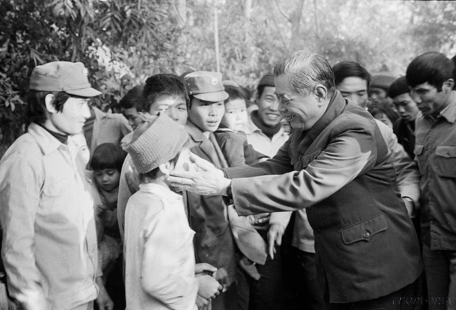 Difunto secretario general Nguyen Van Linh, un líder "leal a la patria y devoto al pueblo"