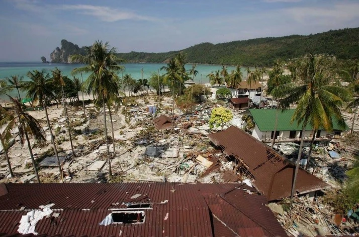 Devastación tras el tsunami de 2004 en la isla de Koh Phi Phi, Tailandia. (Foto: Getty Images)