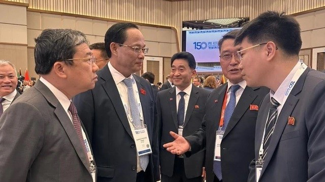 El vicepresidente de la Asamblea Nacional de Vietnam Tran Quang Phuong se reúne con el vicepresidente de la Asamblea Suprema del Pueblo de Corea del Norte, Maeng Kyun II. (Fuente: VNA)