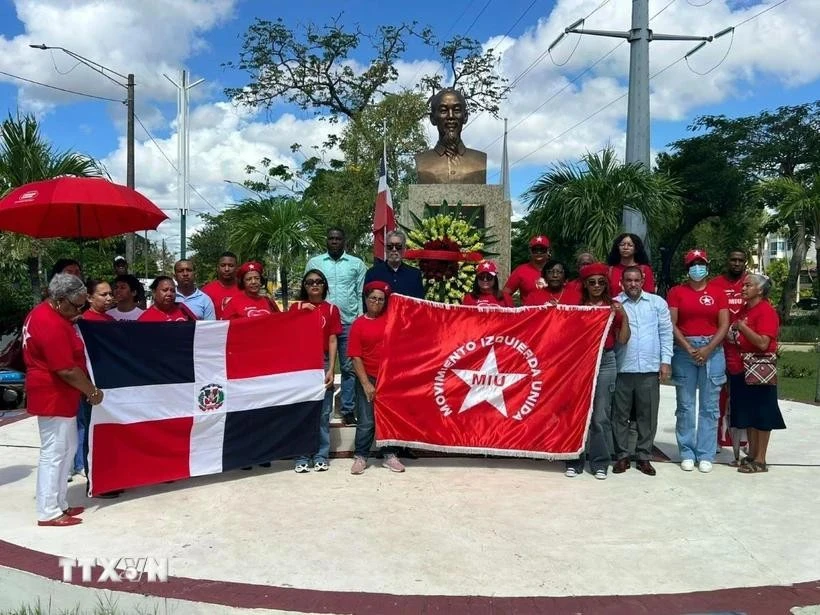 Representantes del Movimiento Izquierda Unida (MIU) ofrece flores en la estatua del Presidente Ho Chi Minh en la plaza que lleva su nombre en la ciudad de Santo Domingo Este, provincia Santo Domingo. (Foto: VNA)
