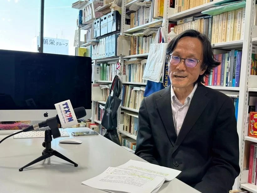 El profesor Shimizu Masaaki, de la Universidad de Osaka, Japón, en la entrevista. (Fuente: VNA)