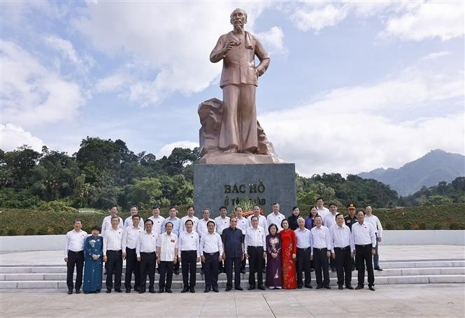 El presidente de la Asamblea Nacional, Tran Thanh Man, el exsecretario general del Partido Comunista, Nong Duc Manh, y delegados ofrecen flores en el Monumento al Presidente Ho Chi Minh. (Foto: VNA)