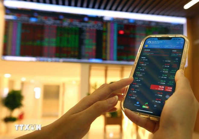 Clientes realizan transacciones en la sede de la empresa de valores Bao Viet. (Fuente: VNA)