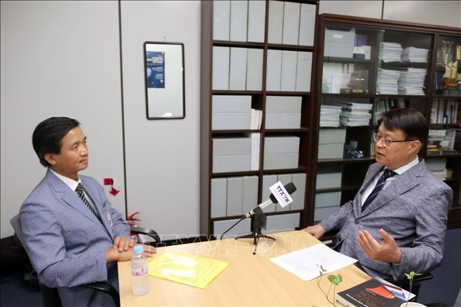 Choe Won Gi, director del Centro de Investigación ASEAN-India de la Academia Diplomática Nacional de Corea del Sur en la entrevista. (Fuente: VNA)