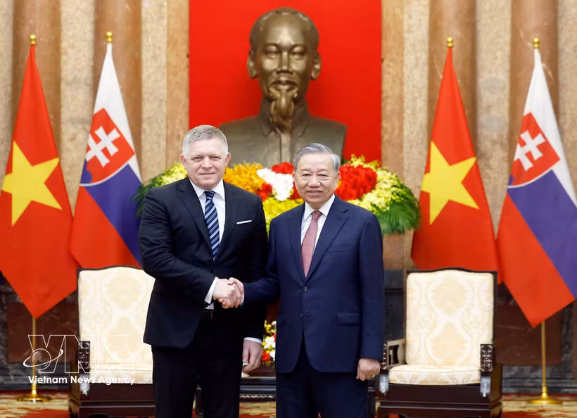 El secretario general del Partido Comunista de Vietnam y presidente del país, To Lam, y el primer ministro de Eslovaquia, Robert Fico. (Fuente: VNA)