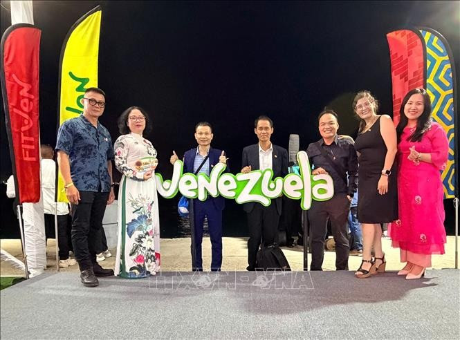 Representantes de empresas de viajes vietnamitas en FITVEN 2025. (Foto: VNA)