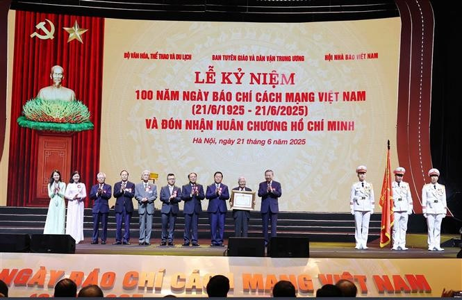 El secretario general del Partido Comunista de Vietnam, To Lam, entregó la Orden Ho Chi Minh al equipo de periodistas revolucionarios vietnamitas. (Fuente: VNA)