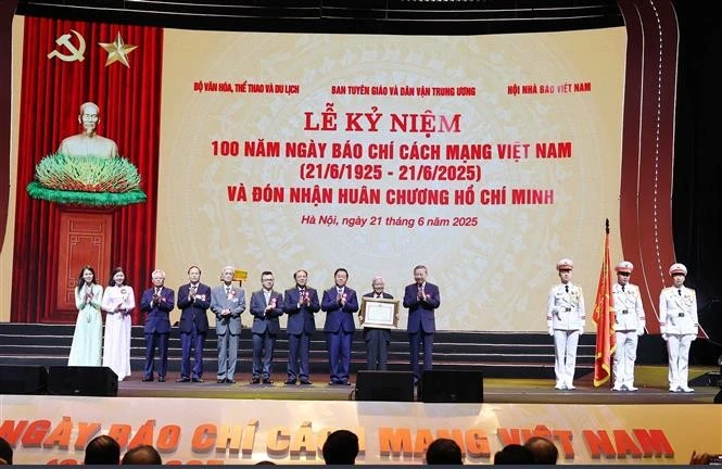 El secretario general del Partido Comunista de Vietnam, To Lam, entregó la Orden Ho Chi Minh al equipo de periodistas revolucionarios vietnamitas. (Fuente: VNA)