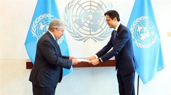 El embajador Do Hung Viet presentó sus cartas credenciales al secretario general de las Naciones Unidas (ONU), António Guterres. (Fuente: VNA)