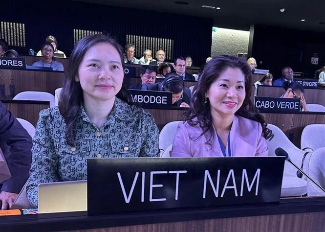 La embajadora Nguyen Thi Van Anh, jefa de la delegación permanente de Vietnam ante la UNESCO, y Nguyen Phuong Hoa, directora del Departamento de Cooperación Internacional del Ministerio de Cultura, Deportes y Turismo, en el evento. (Fuente: VNA)