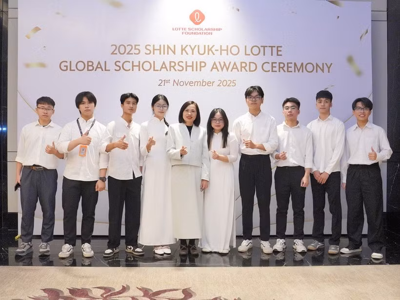 Estudiantes que reciben becas Lotte 2025. (Fuente: VNA)