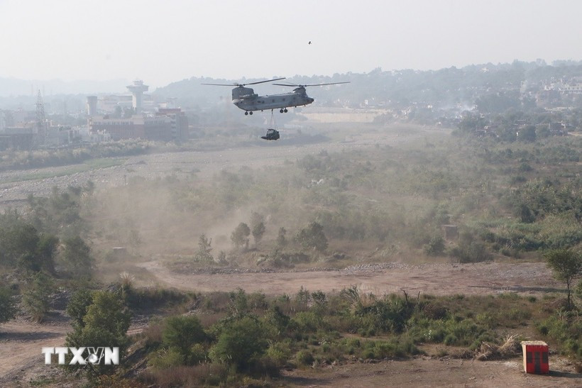 Aviones lanzan equipos de ayuda humanitaria durante el ejercicio VINBAX 2024. (Foto: VNA)