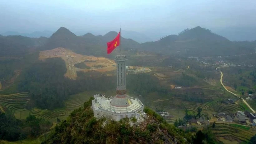 La torre de la bandera de Lung Cu se encuentra a una altitud de casi mil 500 metros sobre el nivel del mar y a 24 km del distrito de Dong Van. (Foto: VNA)
