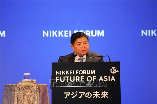 El viceprimer ministro de Vietnam, Nguyen Chi Dung, habla en la 30.ª edición del Foro Nikkei "El Futuro de Asia". (Fuente: VNA)
