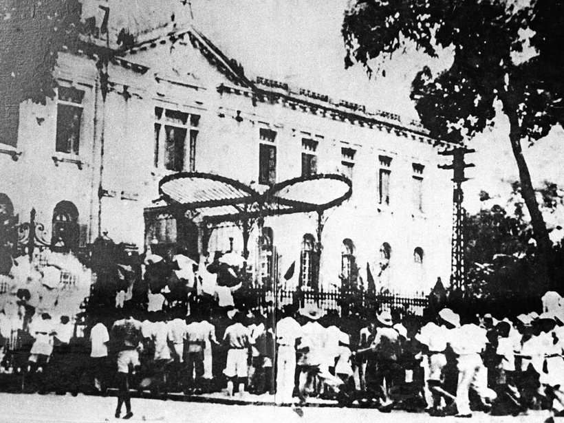 La obra: El pueblo de Hanoi tomaba el control del Palacio de Tonkín (Bac Bo Phu) el 19 de agosto de 1945. (Fuente: VNA)