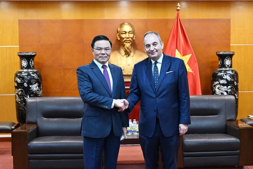 El primer vicepresidente del Parlamento Helénico, Ioannis Plakiotakis, y Le Manh Hung, ministro interino de Industria y Comercio de Vietnam. (Fuente: Ministerio de Industria y Comercio)