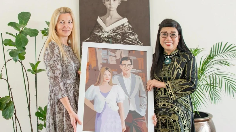 Cuadro especial regalado por Le Thi Bich Tran, esposa del primer ministro vietnamita, a Evelin Oras, cónyuge del jefe del Gobierno estonio. (Fuente: VNA)