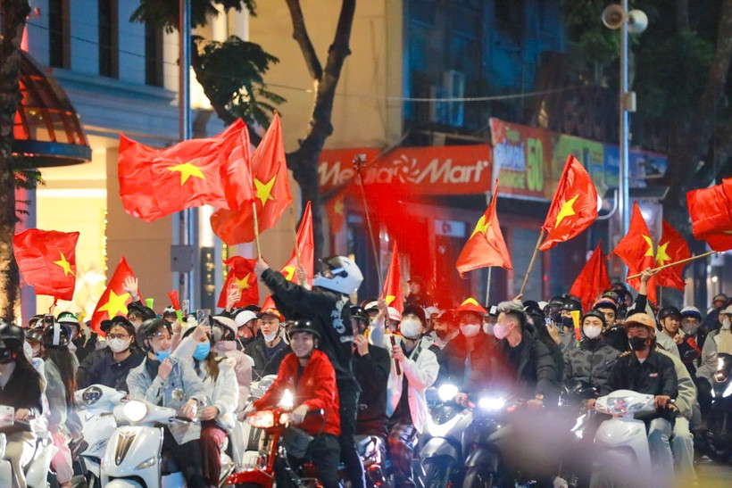 Aficionados celebran la victoria del equipo sub-22 en la calle de Hai Ba Trung en Hanoi. (Fuente: VNA)
