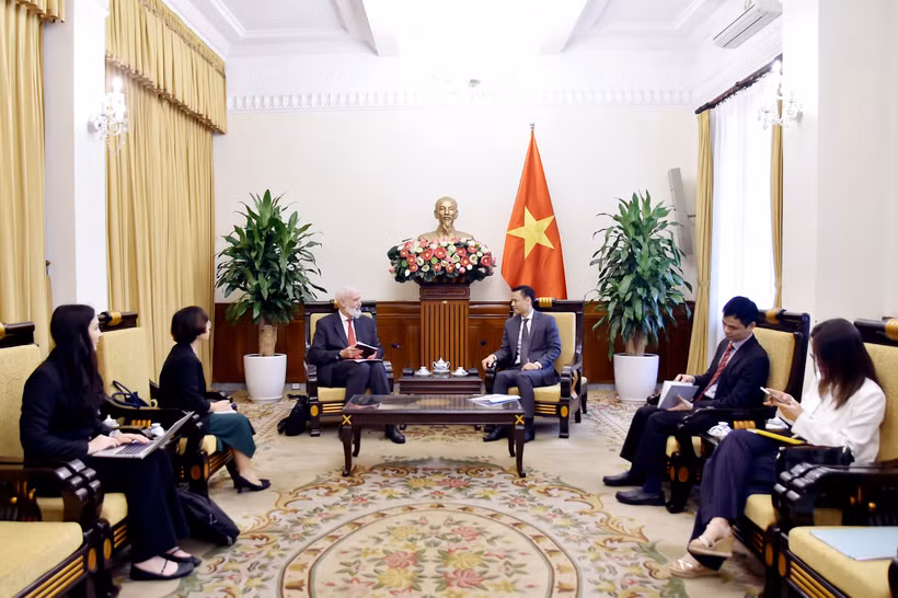 El viceministro de Relaciones Exteriores de Vietnam, Dang Hoang Giang, recibió al embajador de Suiza, Thomas Gass. (Fuente: VNA)