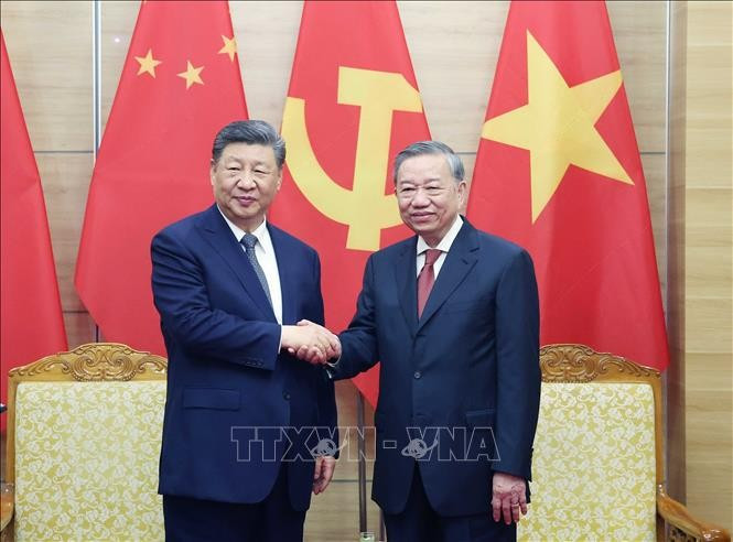 El secretario general del Partido Comunista de Vietnam, To Lam, y el secretario general del Partido Comunista y presidente de China, Xi Jinping. (Fuente: VNA)