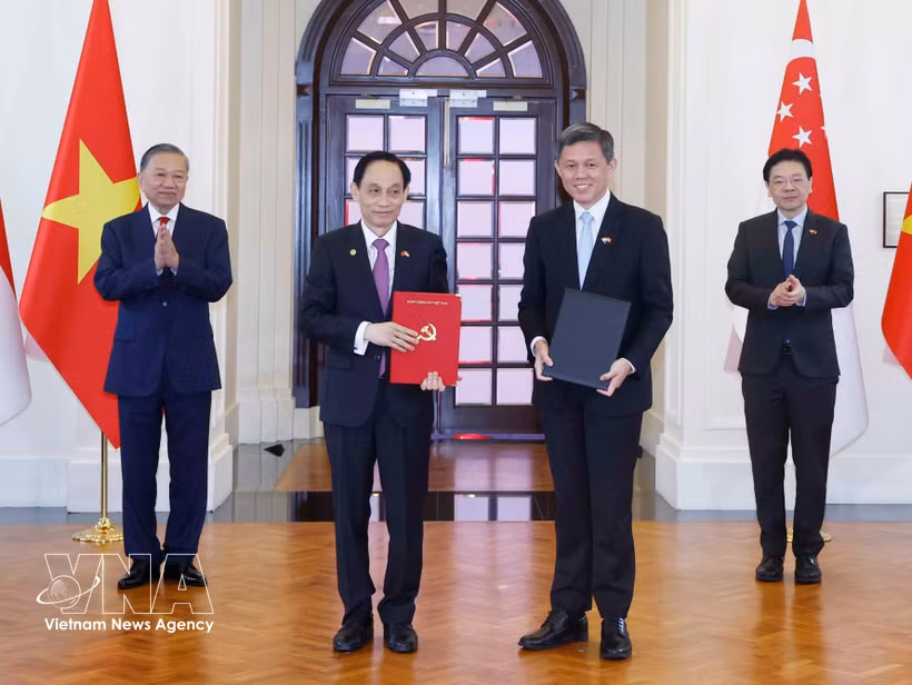 El secretario general del Partido Comunista y presidente de Vietnam, To Lam, y el primer ministro de Singapur, Lawrence Wong, presencian la ceremonia de intercambio y anuncio de diversos acuerdos de cooperación entre ministerios, organismos y localidades de ambos países. (Fuente: VNA)