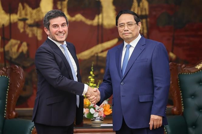 El primer ministro vietnamita, Pham Minh Chinh, recibe a Gerald Toledano, miembro del Comité Ejecutivo y director de Productos Globales de Acciones y Multiactivos de FTSE Russell. (Fuente: VNA)