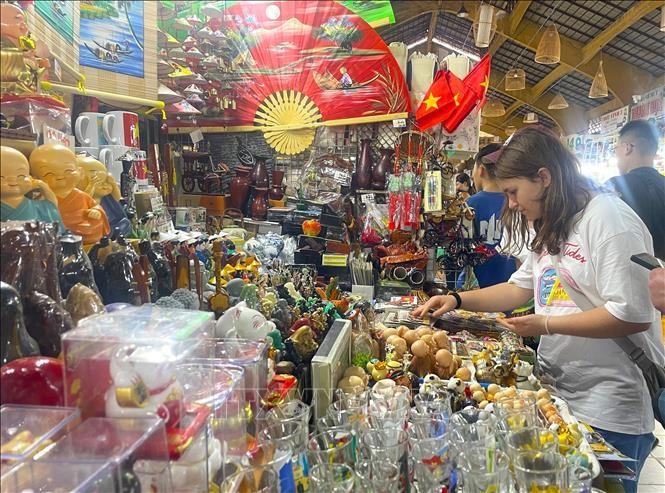 Los turistas extranjeros eligen productos artesanales como souvenirs cuando visitan Ciudad Ho Chi Minh. (Foto: VNA)