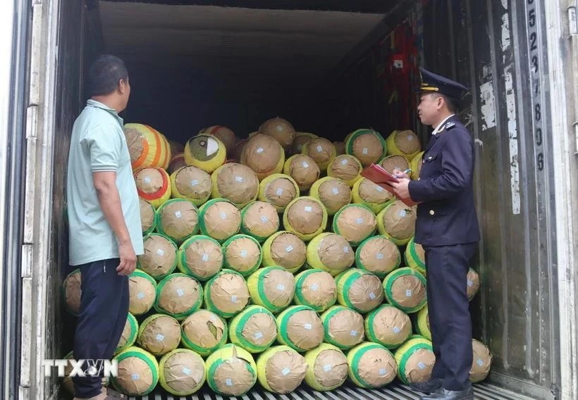 Funcionarios de aduanas en la puerta fronteriza de Huu Nghi (Lang Son) inspeccionan las mercancías de exportación. (Fuente: VNA)