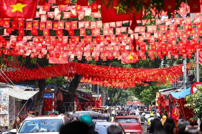 La calle Hang Ma, en el barrio de Hoan Kiem (Hanói), está cubierta de banderas rojas con estrellas doradas. (Fuente: VNA)