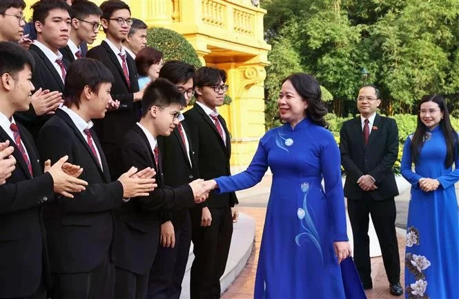 La vicepresidenta de Vietnam, Vo Thi Anh Xuan, y los alumnos laureados. (Fuente: VNA)