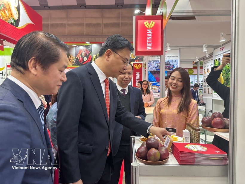 El embajador de Vietnam en Japón, Pham Quang Hieu, visita un stand que exhibe frutas vietnamitas. (Fuente: VNA)