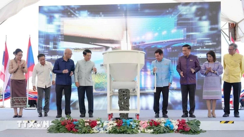 Los viceprimeros ministros de Laos y Tailandia y delegados en el evento. (Fuente: VNA)
