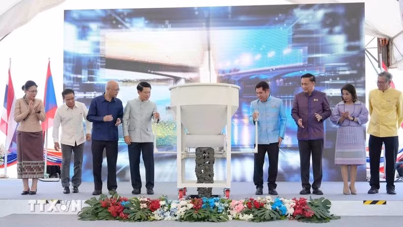 Los viceprimeros ministros de Laos y Tailandia y delegados en el evento. (Fuente: VNA)