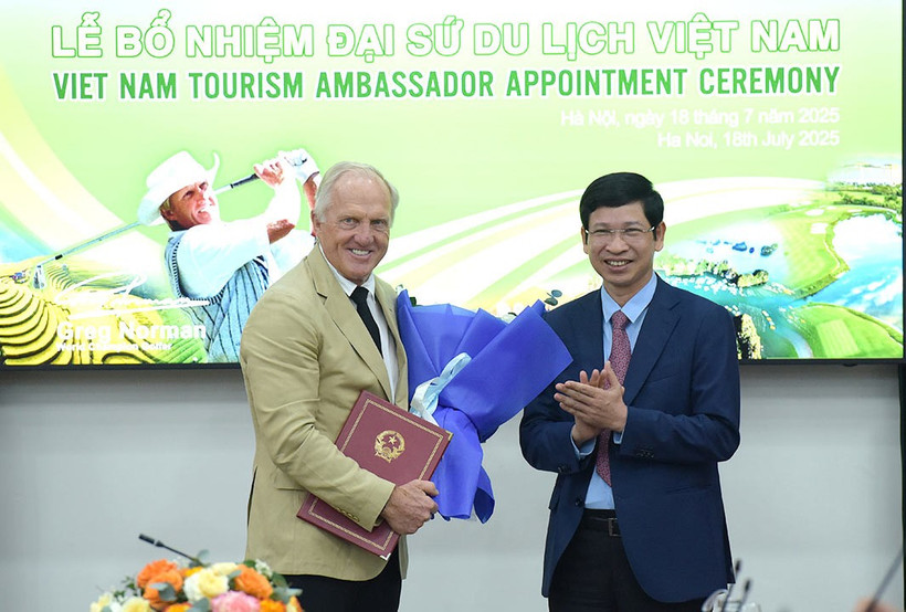 El viceministro vietnamita de Cultura, Deportes y Turismo Ho An Phong entregó oficialmente la decisión que nombra a la leyenda mundial del golf Gregory John Norman como Embajador de Turismo de Vietnam para el período 2025-2030. (Foto: TITC)